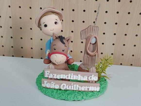 Topo de Bolo de Biscuit Menino Montado no Cavalo