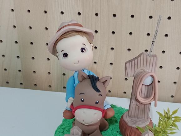 Topo de Bolo de Biscuit Menino Montado no Cavalo