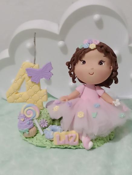 Topo de Bolo Doces e Borboletas com Boneca de Biscuit