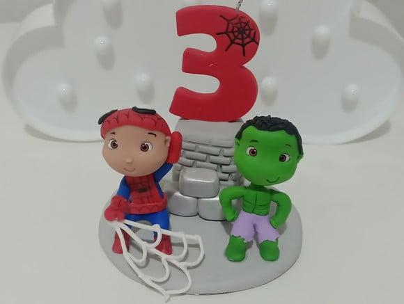 Topo de Bolo Heróis de Biscuit com Vela Decorada