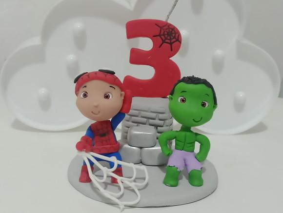 Topo de Bolo Heróis de Biscuit com Vela Decorada
