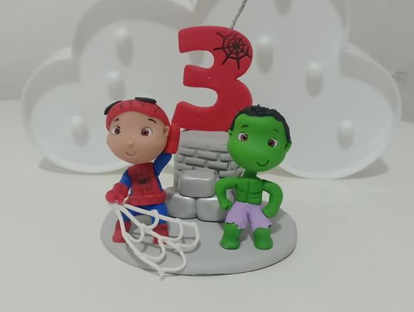 Topo de Bolo Heróis de Biscuit com Vela Decorada