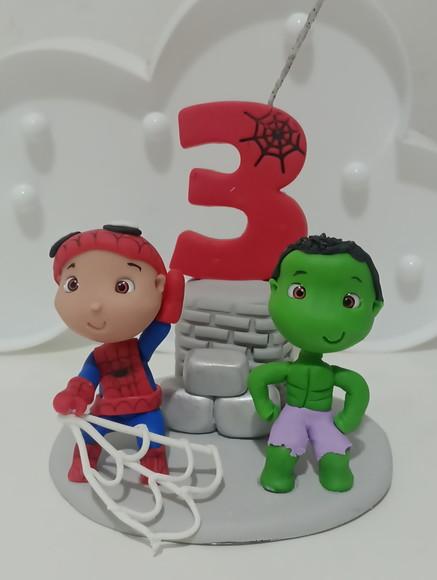 Topo de Bolo Heróis de Biscuit com Vela Decorada