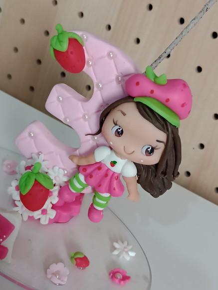 Topo de Bolo Menina Moranguinho de Biscuit