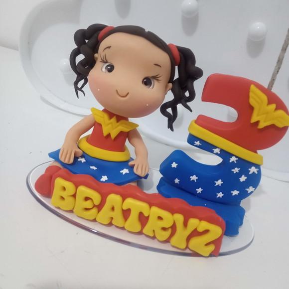 Topo de Bolo Menina Maravilha de Biscuit