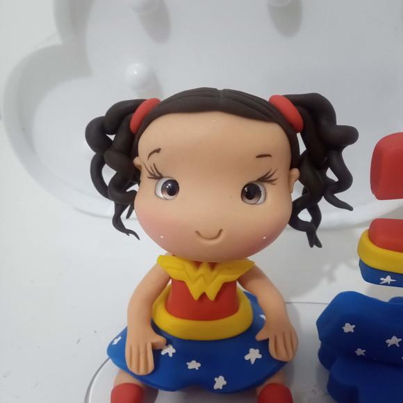 Topo de Bolo Menina Maravilha de Biscuit