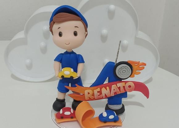 Topo de Bolo Menino com Carrinhos com Vela de Biscuit