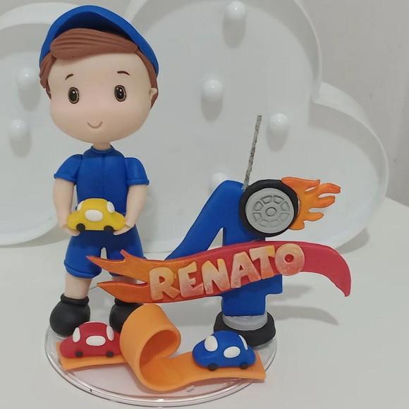 Topo de Bolo Menino com Carrinhos com Vela de Biscuit