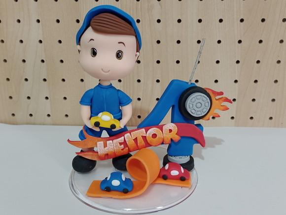 Topo de Bolo Menino com Carrinhos com Vela de Biscuit