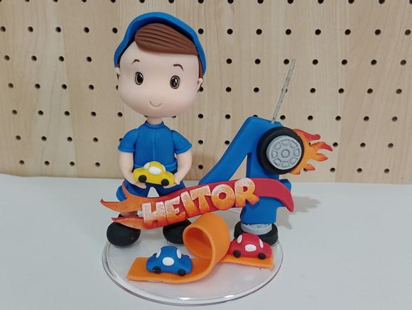 Topo de Bolo Menino com Carrinhos com Vela de Biscuit