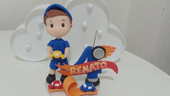Topo de Bolo Menino com Carrinhos com Vela de Biscuit