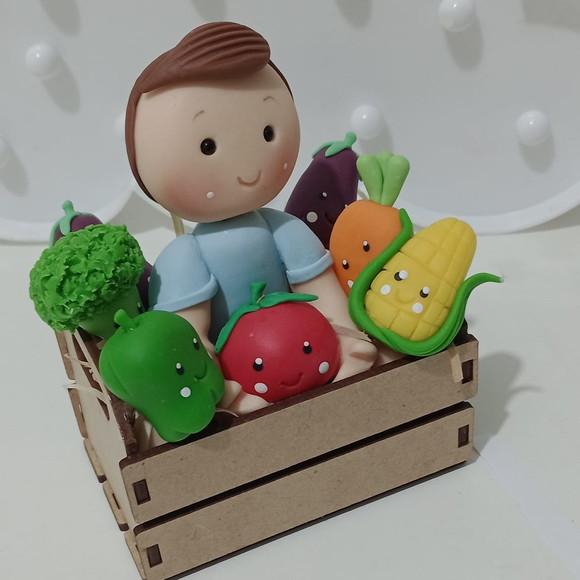 Topo de Bolo Menino com Legumes e Verduras de Biscuit