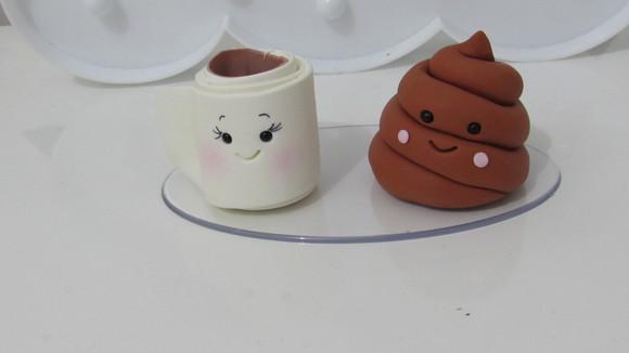 Topo de Bolo Papel Higiênico e Cocô Fofinhos