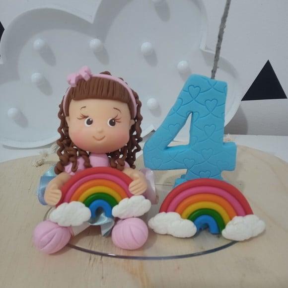 Topo de Bolo Tema Arco-íris de Biscuit Menina Tons Fortes