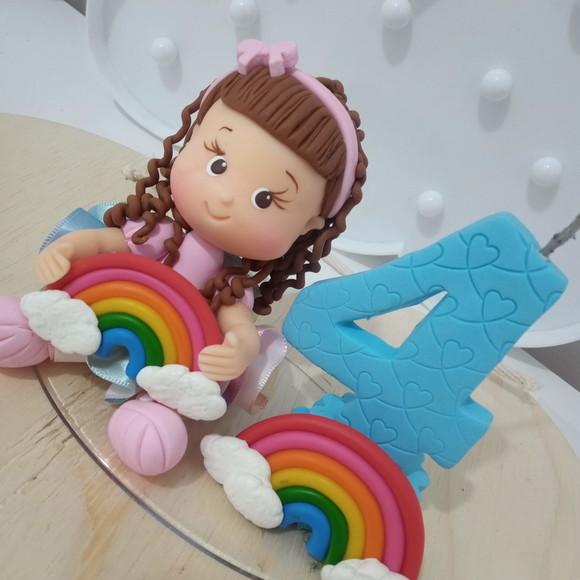 Topo de Bolo Tema Arco-íris de Biscuit Menina Tons Fortes