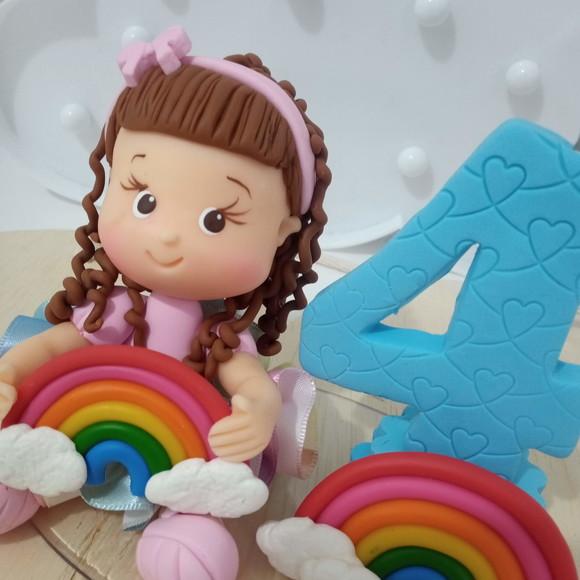 Topo de Bolo Tema Arco-íris de Biscuit Menina Tons Fortes