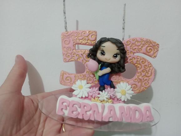 Vela Adulto com Bonequinha e Flores de Biscuit