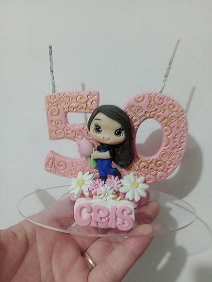 Vela Adulto com Bonequinha e Flores de Biscuit