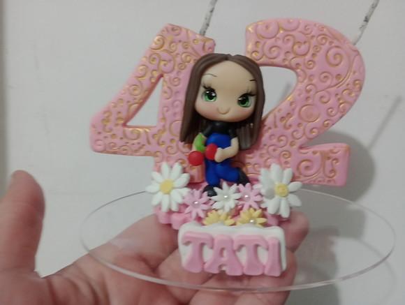 Vela Adulto com Bonequinha e Flores de Biscuit