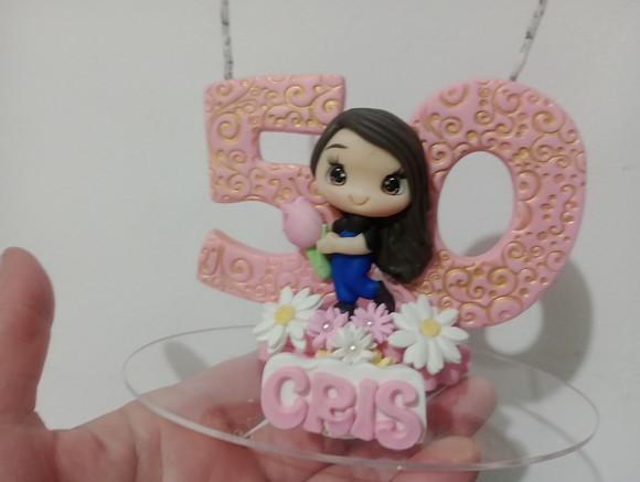 Vela Adulto com Bonequinha e Flores de Biscuit