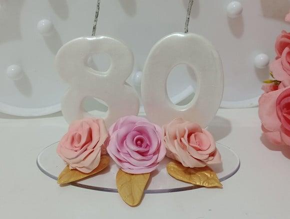 Vela Decorada com Rosas de Biscuit