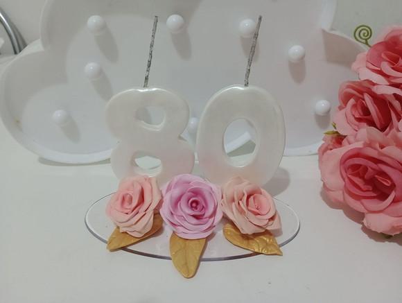 Vela Decorada com Rosas de Biscuit