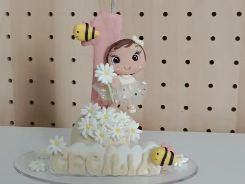 Topo de Bolo Menina Margaridas e Abelhas de Biscuit