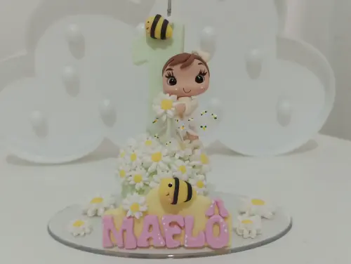 Topo de Bolo Menina Margaridas e Abelhas de Biscuit