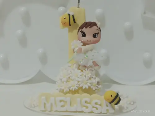 Topo de Bolo Menina Margaridas e Abelhas de Biscuit