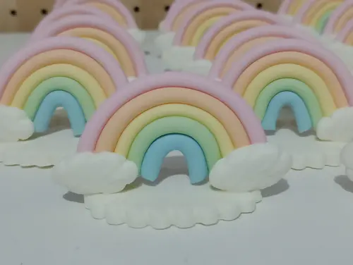 Aplique arco-íris de biscuit com base para lembrancinhas