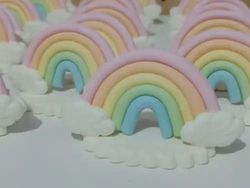 Aplique arco-íris de biscuit com base para lembrancinhas
