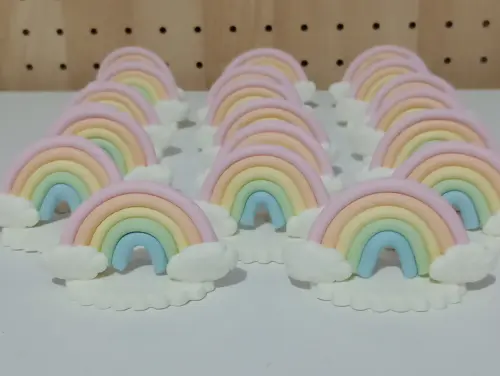 Aplique arco-íris de biscuit com base para lembrancinhas