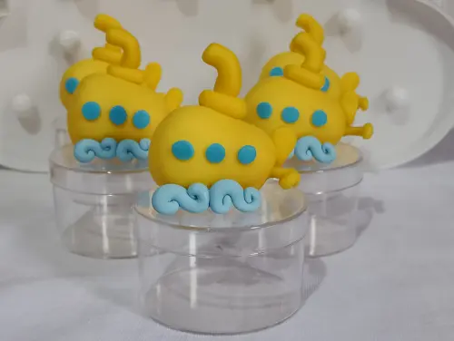 Lembrancinha submarino de biscuit na caixinha acrílica