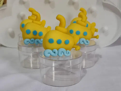 Lembrancinha submarino de biscuit na caixinha acrílica