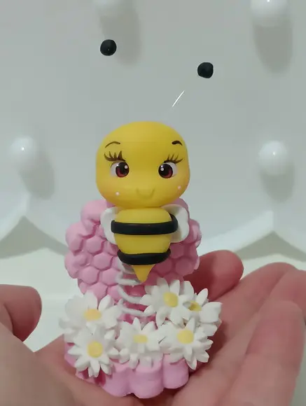 Aplique Abelha com Margaridas de Biscuit para Lembrancinhas