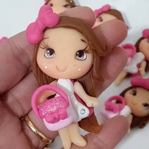 Aplique Menina com Bolsinha de Biscuit