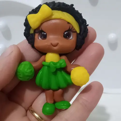 Aplique Menina com Pompons de Biscuit