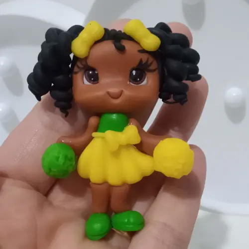 Aplique Menina com Pompons de Biscuit