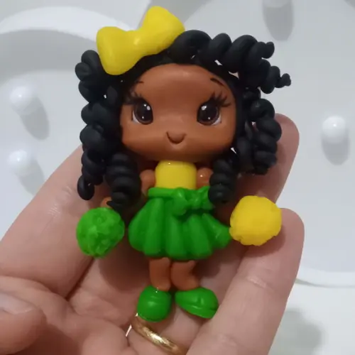 Aplique Menina com Pompons de Biscuit