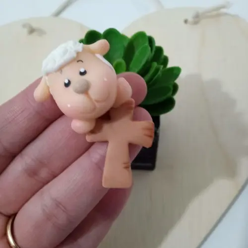 Aplique Ovelha com Cruz de Biscuit para Lembrancinhas