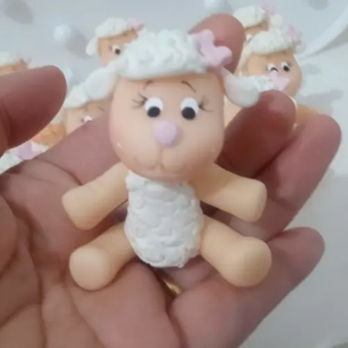 Aplique Ovelha Sentadinha com Lacinho para Lembrancinhas