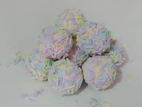 Brigadeiro Decorativo de Biscuit Tamanho Real