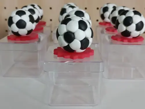 Caixinha de Acrílico com Bola de Futebol de Biscuit