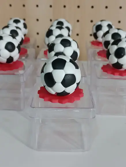 Caixinha de Acrílico com Bola de Futebol de Biscuit