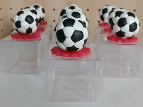 Caixinha de Acrílico com Bola de Futebol de Biscuit