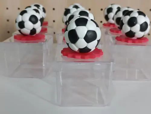 Caixinha de Acrílico com Bola de Futebol de Biscuit
