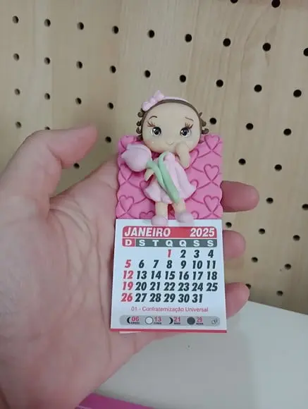 Calendário 2026 com Bonequinha com Tulipa de Biscuit
