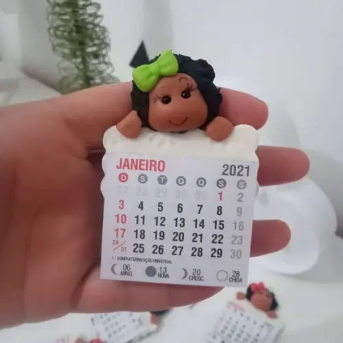 Calendário 2026 com Bonequinha Afro de Biscuit