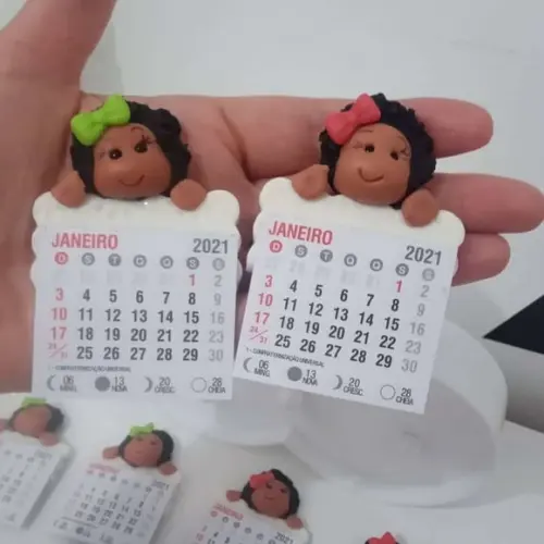 Calendário 2026 com Bonequinha Afro de Biscuit