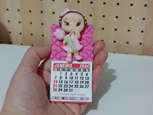 Calendário 2026 com Bonequinha com Tulipa de Biscuit
